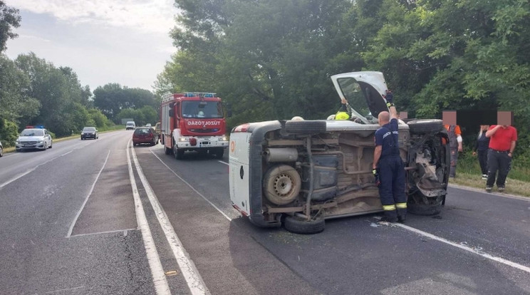 Felborult egy mikrobusz Szekszárd közelében / Fotó: police.hu