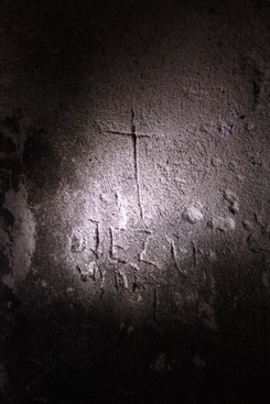 'Jezu wyratuj' wyryte na ścianie. Tajne więzienie NKWD w Warszawie