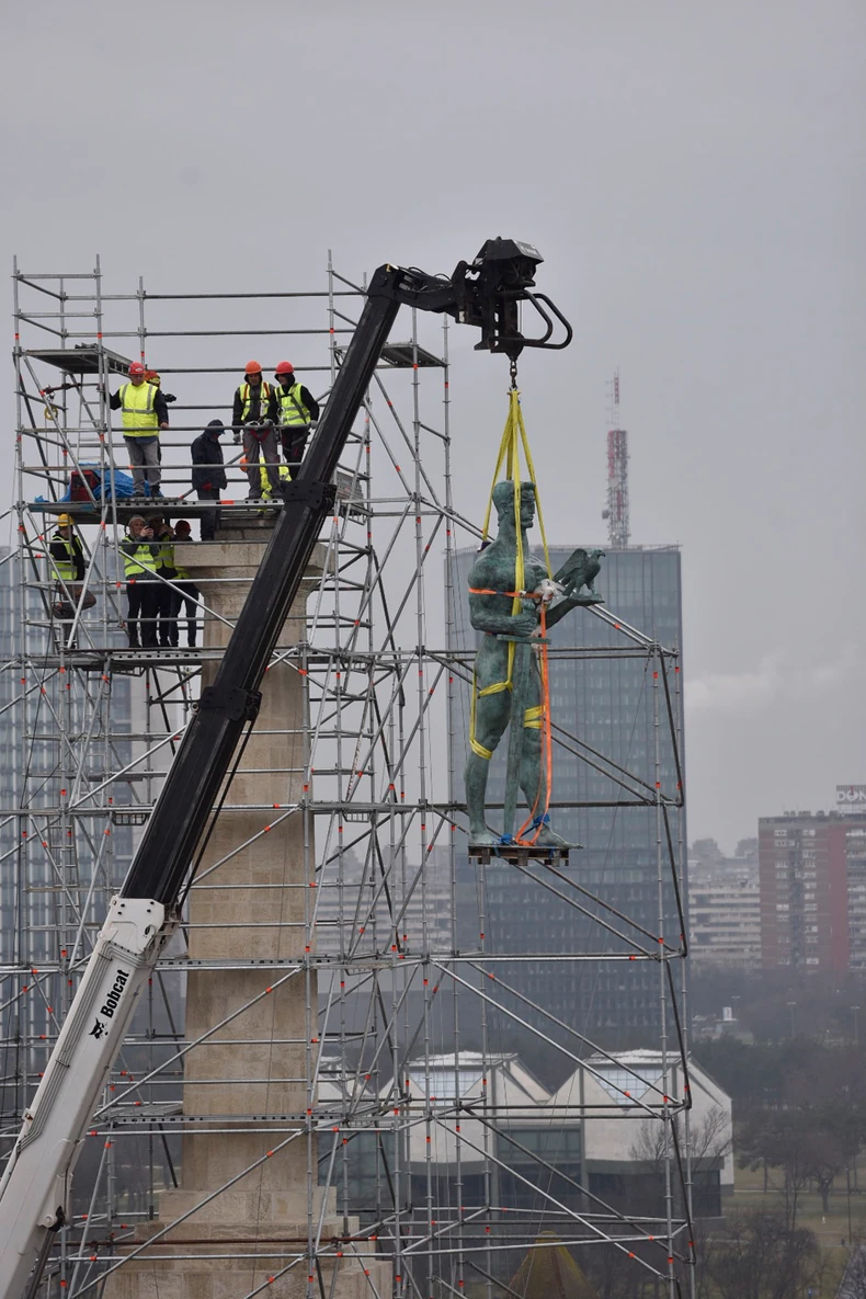 Kran podigao "Pobednika" u visine