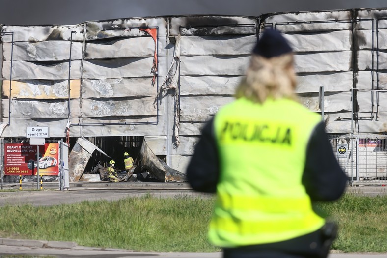Strażacy dogaszają pożar kompleksu handlowego Marywilska 44