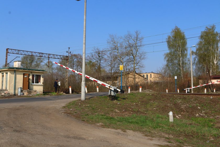 Rozjechał je pociąg, bo dróżnik nie opuścił szlabanów