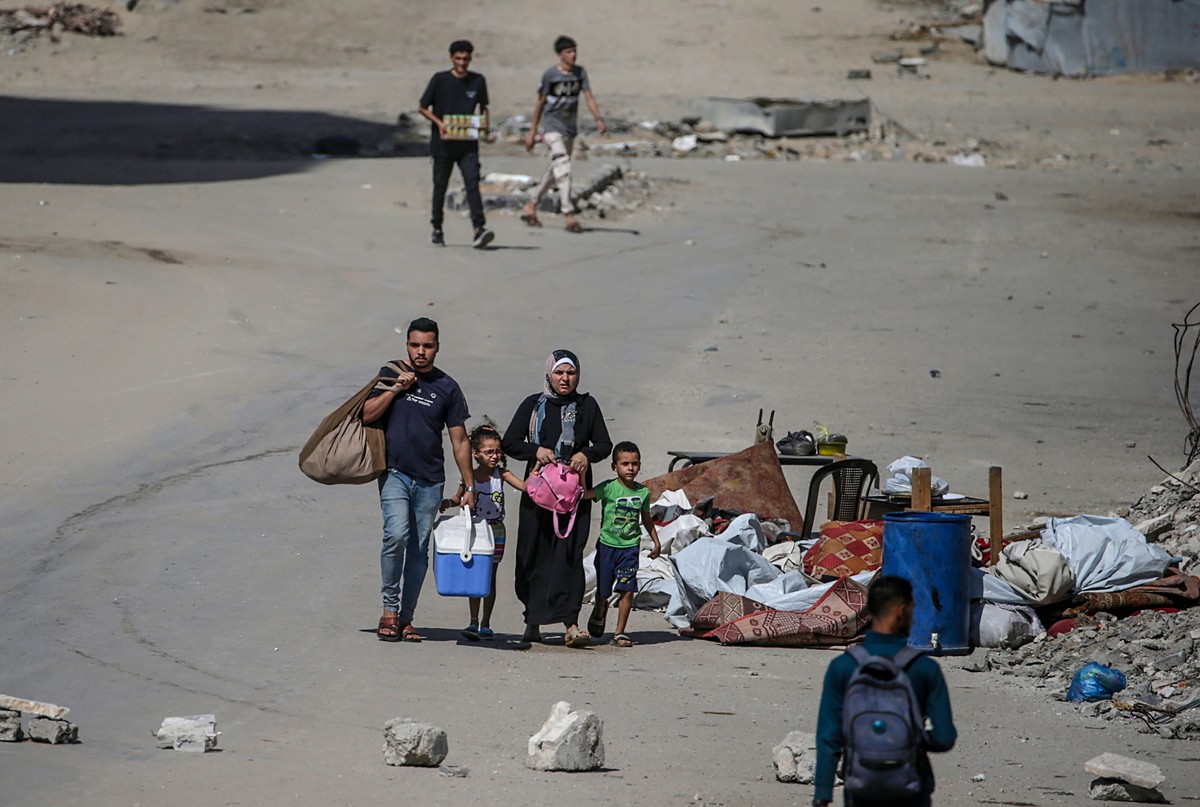 Palestinians flee prior to Israeli air strike in Gaza City