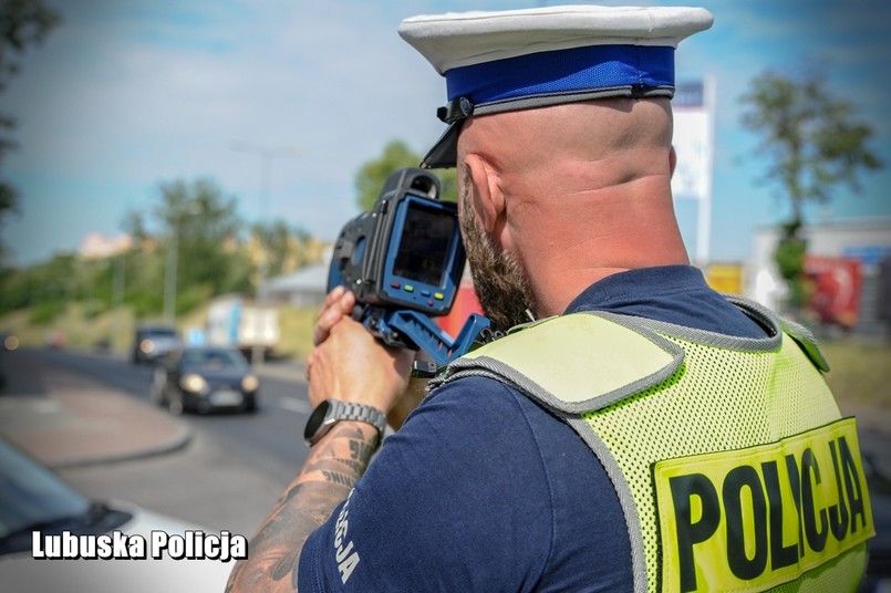 Policjant kontroluje prędkość