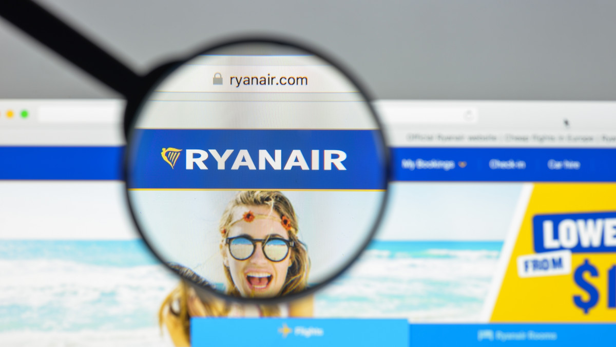 Ryanair. Śledztwo w sprawie kontrowersyjnej kampanii "Zaszczep się i leć"