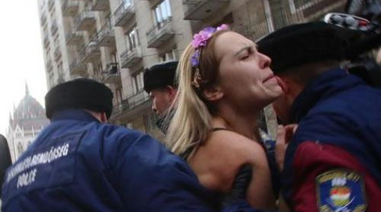 Így vitték el a rendőrök Putyin félmeztelen nőjét – fotó!