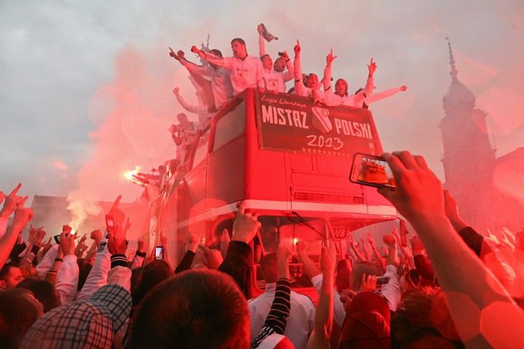 Tak legioniści fetowali mistrzostwo na ulicach Warszawy