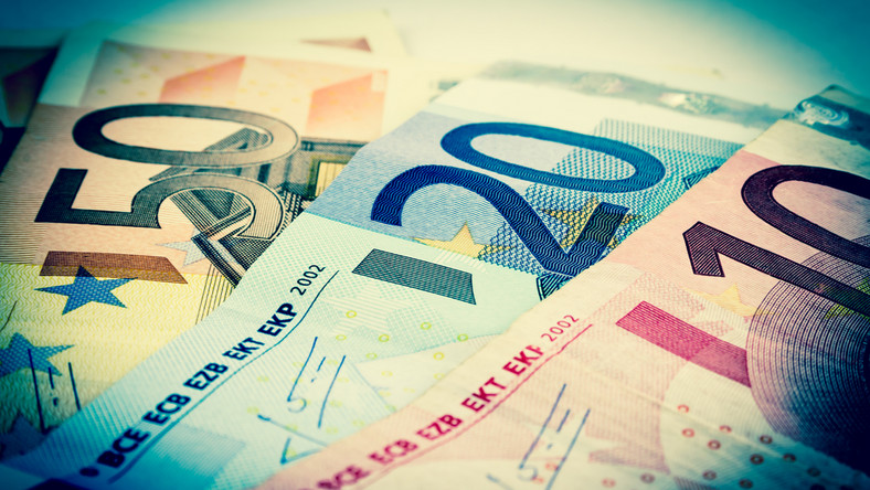 Około 4,4 proc. pieniędzy z budżetu UE na 2014 r., czyli ponad 6 mld euro, wydano niezgodnie z przepisami - oszacował Europejski Trybunał Obrachunkowy, kontrolujący unijne wydatki. Audytorzy zaapelowali o lepsze inwestowanie pieniędzy z budżetu Unii.