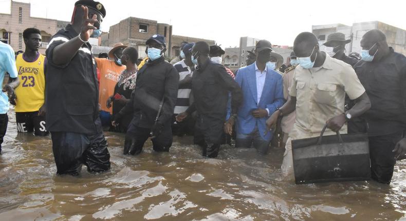 Le ministre sénégalais de l'Intérieur, Antoine Félix Diome, en visite dans une zone inondée par les eaux de pluies.