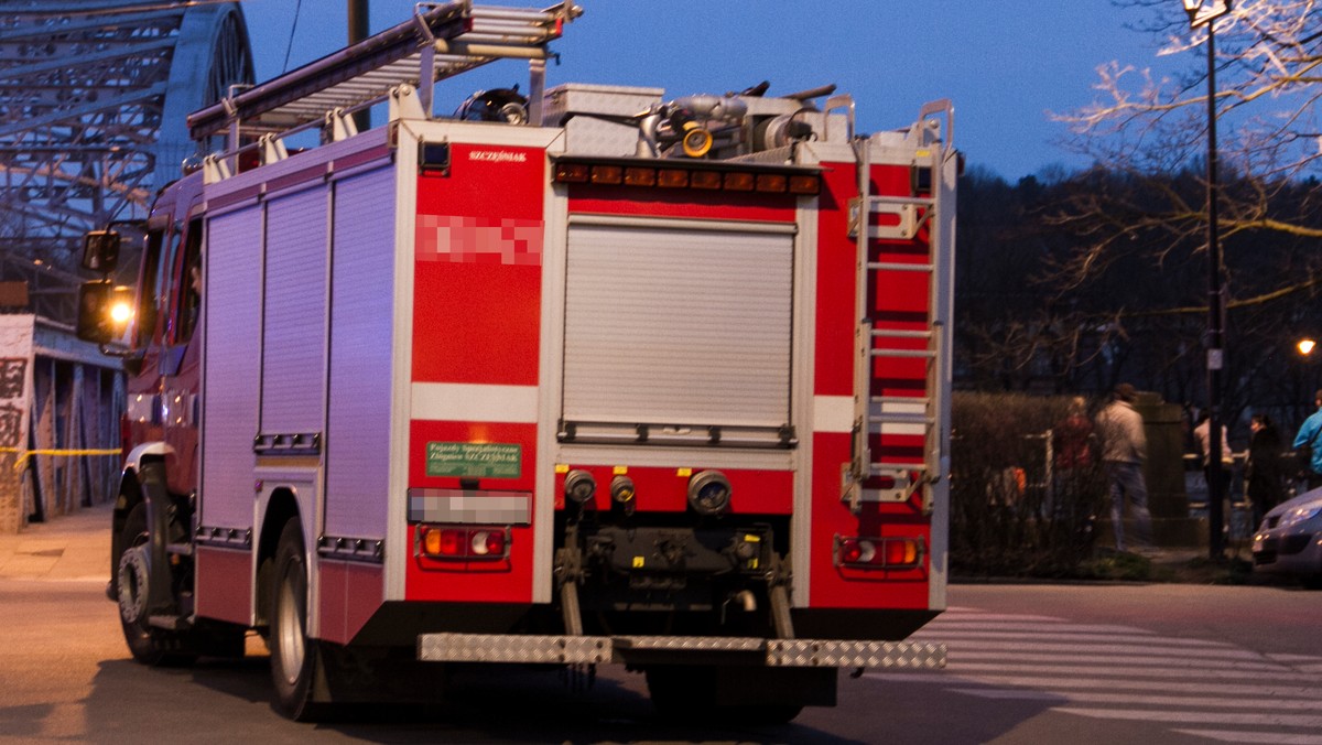 Do zapalenia się sadzy doszło w kamienicy przy ul. Mostowej. O godz. 11.30 strażacy jeszcze pracowali na miejscu, przyjechały w sumie trzy zastępy straży pożarnej - informuje "Gazeta Lubuska".