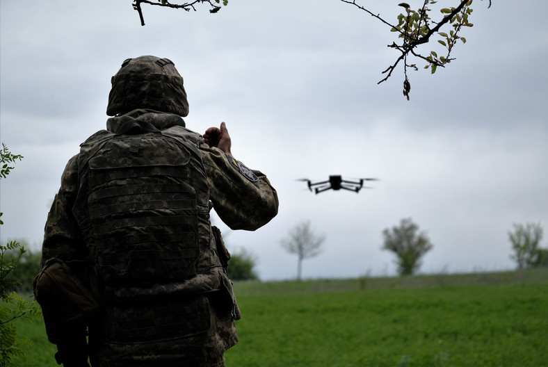 Ukraiński żołnierz z zespołu zwiadowczego lata dronem na linii frontu w pobliżu Bachmutu, 8 maja 2023 r.