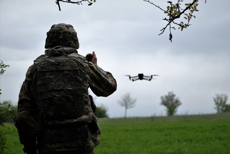 Ukraiński żołnierz z zespołu zwiadowczego lata dronem na linii frontu w pobliżu Bachmutu, 8 maja 2023 r.