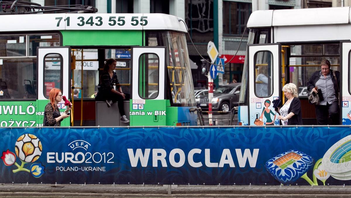 Jedna z wrocławskich szkół językowych, przygotowała ponad 1600 ściąg z języka angielskiego. Mają one pomóc strażnikom miejskim, kierowcom MPK i taksówkarzom w komunikacji z anglojęzycznymi turystami, którzy odwiedzą Wrocław w czasie EURO2012.