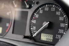 Wielka sieć sprzedaży aut używanych w tarapatach. Długa lista zarzutów od UOKiK