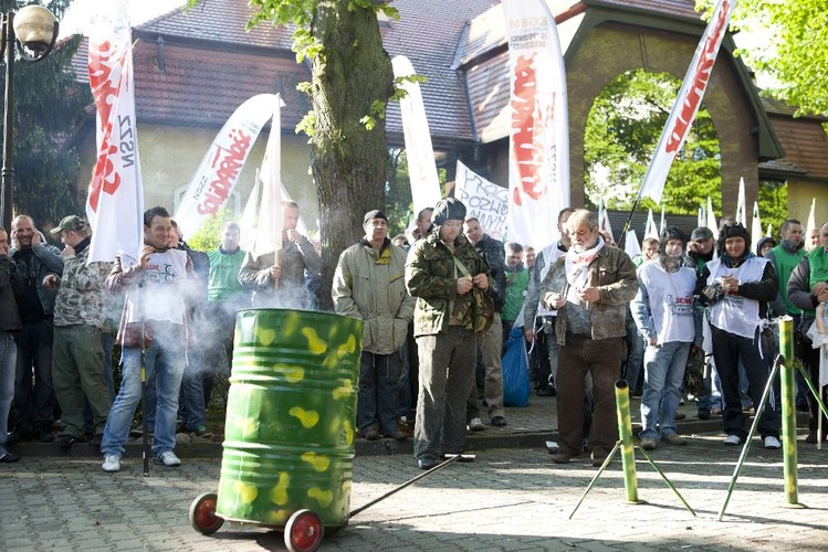 Manifestacja związkowców pod siedzibą KGHM w Lublinie
