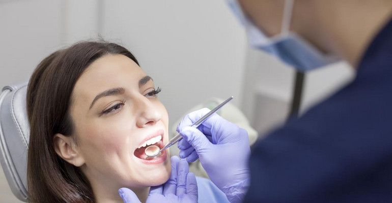 Przegląd jamy ustnej – dlaczego kontrola stanu uzębienia jest ważna?