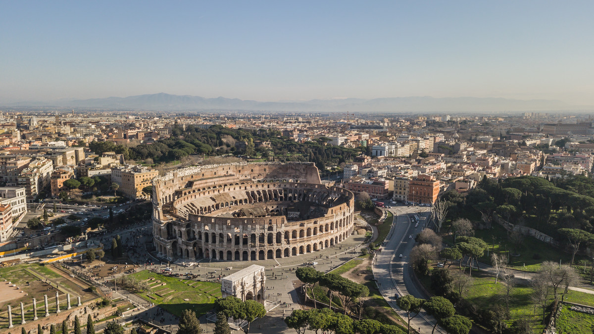 "Ratujcie Rzym, rzymianie uciekają z miasta" - alarmuje w dzisiejszym wydaniu dziennik "L’Osservatore Romano". Watykańska gazeta pisze o stanie degradacji włoskiej stolicy i ostrzega, że zamieniła się ona w turystyczny "lunapark".