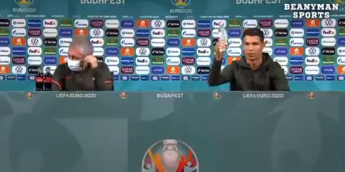 Cristiano Ronaldo na konferencji prasowej postanowil zareklamować.... wodę.