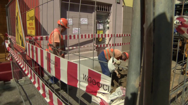 Remont czy walka z niebezpiecznymi używkami? Zapadlisko przed sklepem z dopalaczami