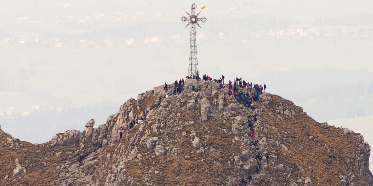 Tatry. Nieodpowiedzialny turysta wspiął się na krzyż na Giewoncie.