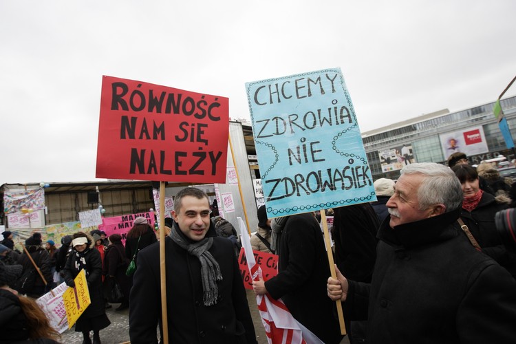 Mężczyźni na pochodzie