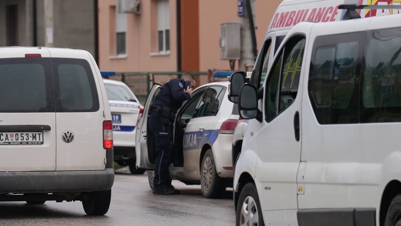 Policija obezbeđuje lice mesta, tu je i Hitna 