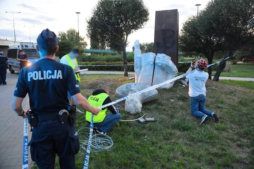 Pomnik gen. Berlinga zniszczony. Sprawcy będą mieli kłopoty