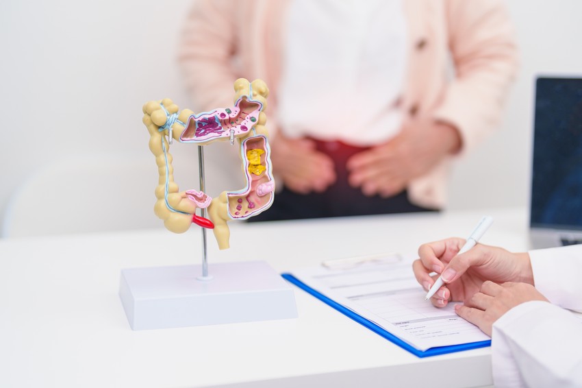 Bol kod raka debelog creva najčešće počinje neupadljivo, kao blagi grčevi ili povremeno nadimanje