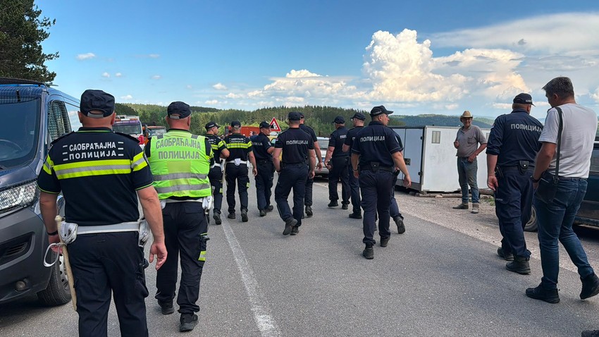 Puno policije kod deponije