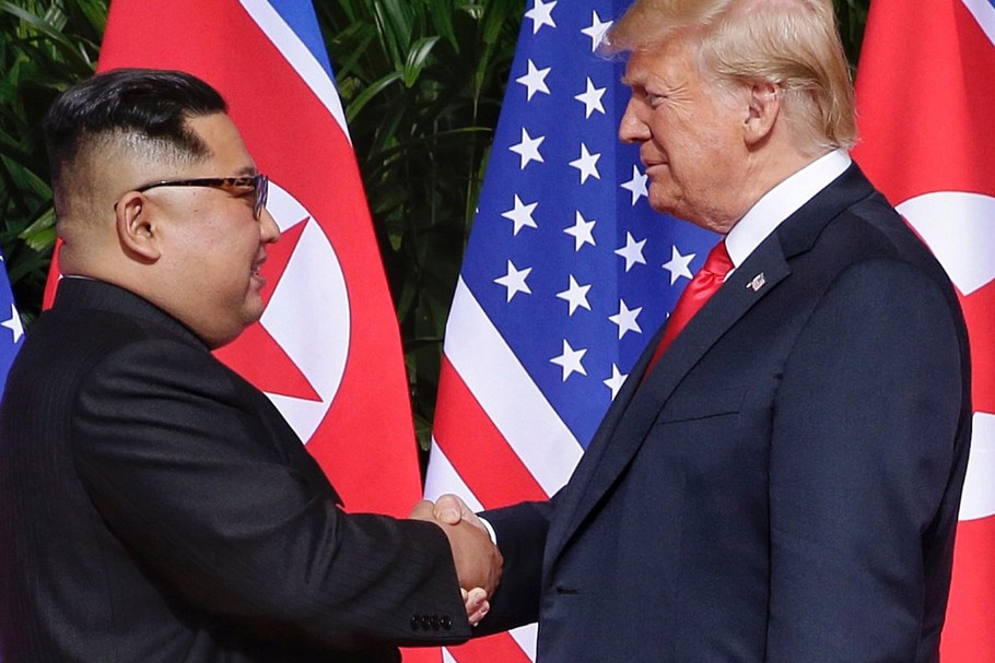 Kim Dzong Un, przywódca Korei Północnej i Donald Trump, prezydent Stanów Zjednoczonych. Singapur, 12 czerwca 2018 r.