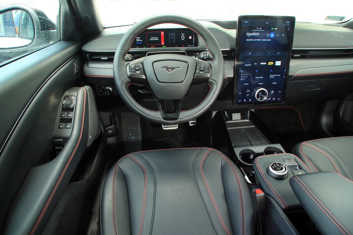 Cyfrowe wnętrze Macha-E w wersji AWD ma sportowe akcenty. Jakość materiałów jest wzorowa, obsługa urządzeń pokładowych – mimo sterowania przez tablet – bezproblemowa.