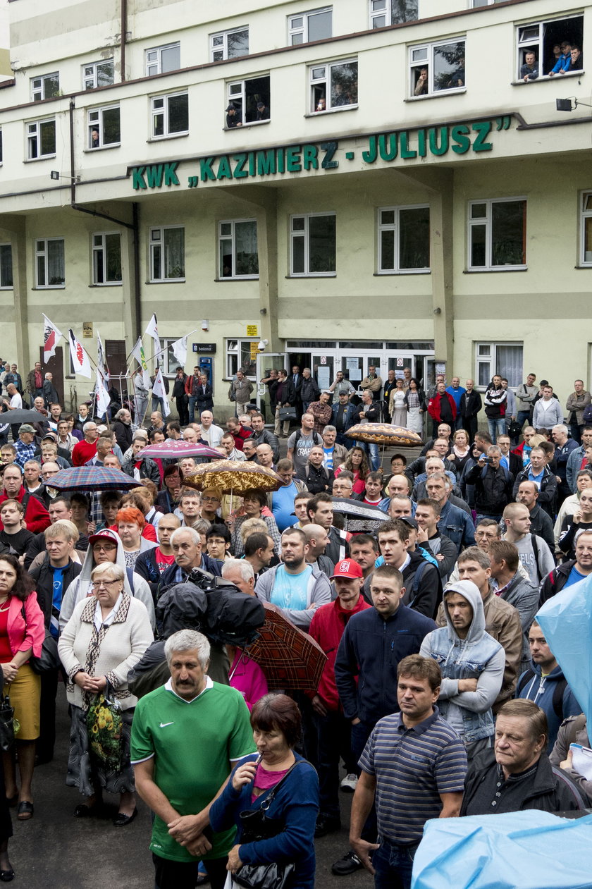 Sosnowiec. Manifestacja górników i ich rodzin pod kopalnią Kazimierz-Juliusz 