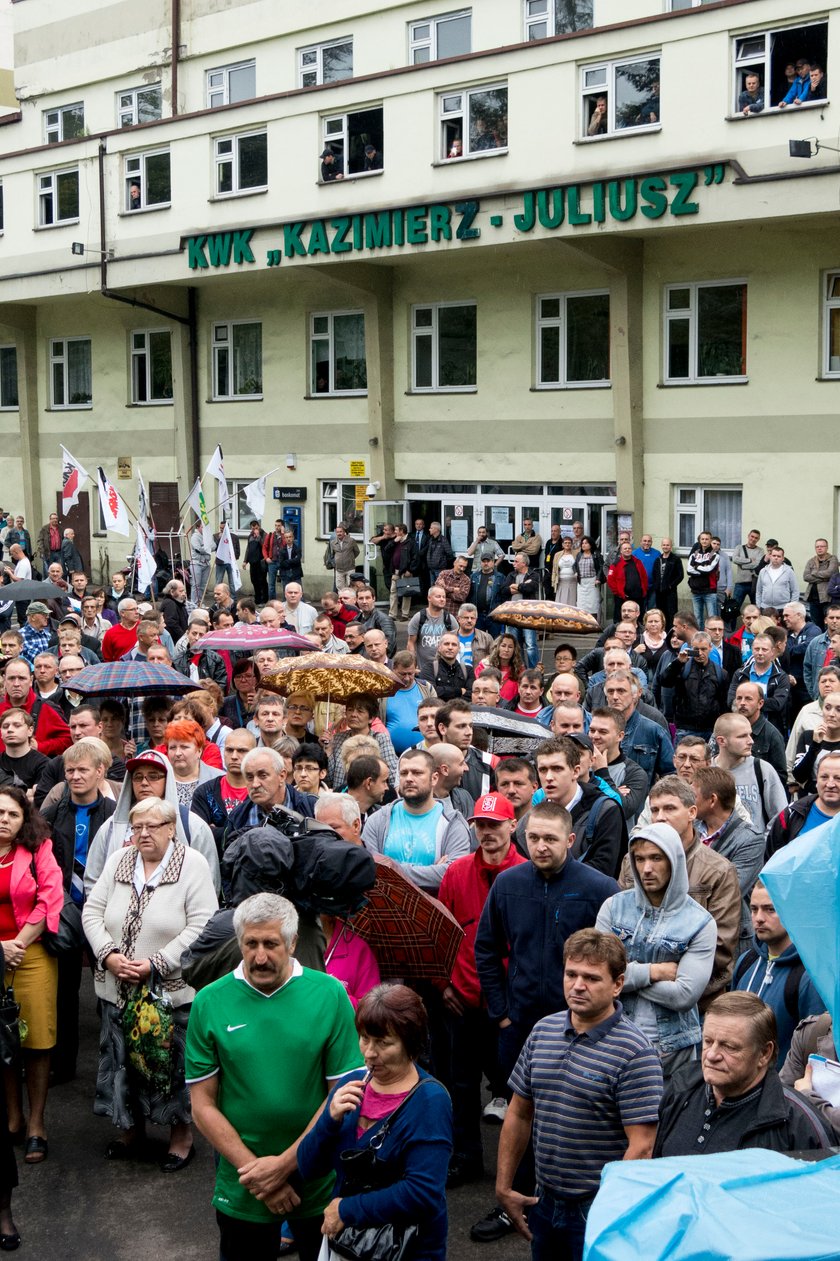 Sosnowiec. Manifestacja górników i ich rodzin pod kopalnią Kazimierz-Juliusz 