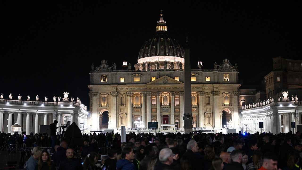 Kto przybędzie na pogrzeb papieża Franciszka? [LISTA]