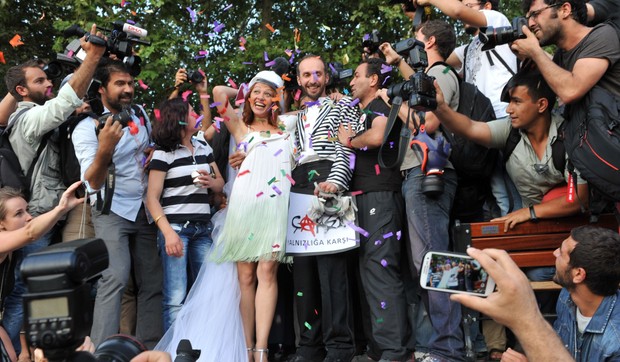 362630_newly-married-couple-nuray-l-and-ozgur-chant-slogans-in-gezi-park2-afp