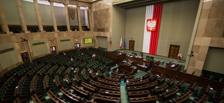 PiS znów na prowadzeniu, Trzecia Droga znika. Wstrząs w nowym sondażu IBRiS