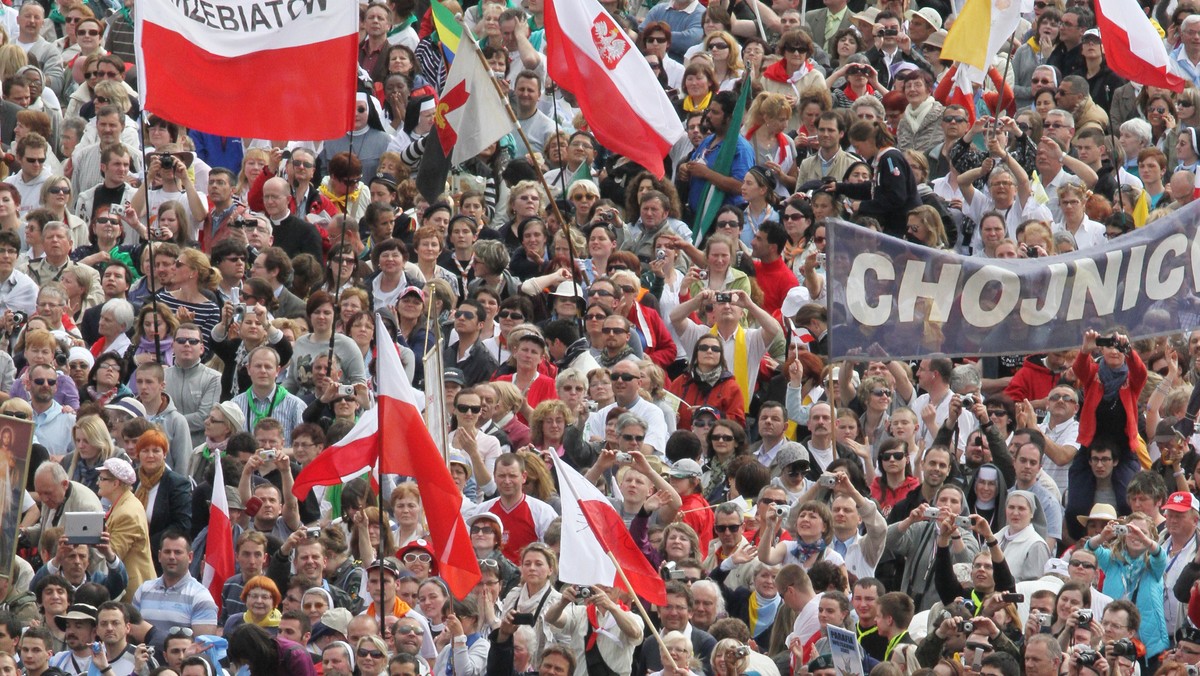 Setki wiernych zebrały się w łódzkiej archikatedrze i obok świątyni, gdzie na dwóch telebimach transmitowana była msza beatyfikacyjna Jana Pawła II. Przed pomnikiem Ojca Świętego na placu katedralnym wierni zapalili dziesiątki zniczy, składano żółte i białe kwiaty.