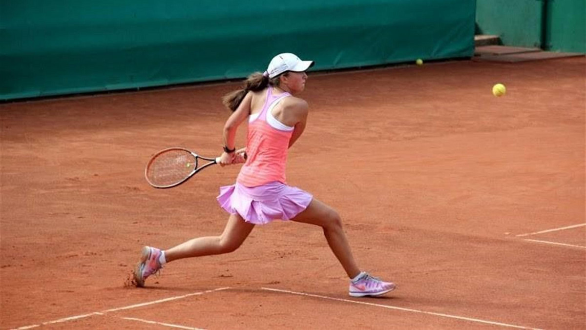 Debiut marzenie niespełna 15-letniej Igi Świątek. Tenisistka Legii pewnie wygrała w 1. rundzie turnieju juniorskiego French Open z rozstawioną z numerem siódmym Rumunką Georgią Craciun 6:3, 6:2. - Ma bardzo mocną psychikę - mówi o niej komentator Eurosportu Dawid Olejniczak, który kilka lat temu miał okazję trenować młodą zawodniczkę.