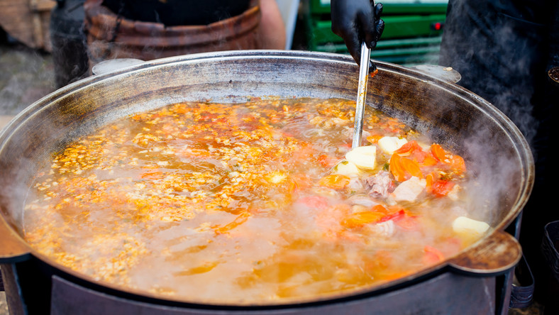 Iracki kucharz wpadł do kotła z zupą, po kilku dniach zmarł