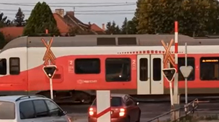 Hiába a fehérjelzés, érkezik a vonat a tatai kereszteződésnél. / Fotó: RTL Híradó