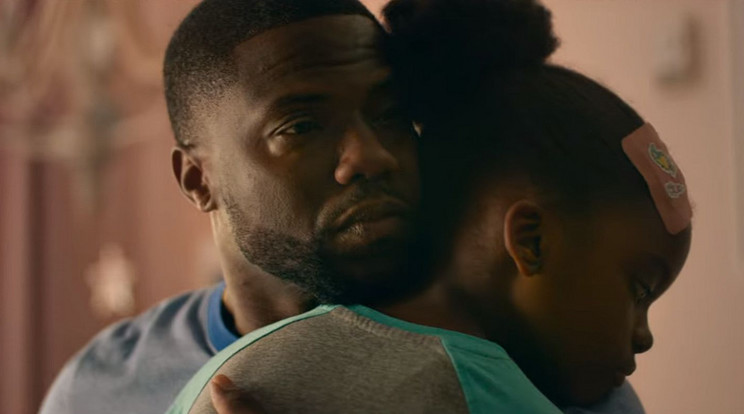 Az Apaság igazi szívfacsaró dramedy lett, melyben Matt (Kevin Hart, a képen balra) neveli egyedül cserfes lányát, Maddyt (Melody Hurd, a képen jobbra) / Fotó: Netflix