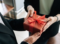 Prezentowa etykieta w biznesie, czyli co wręczać komu i kiedy?
