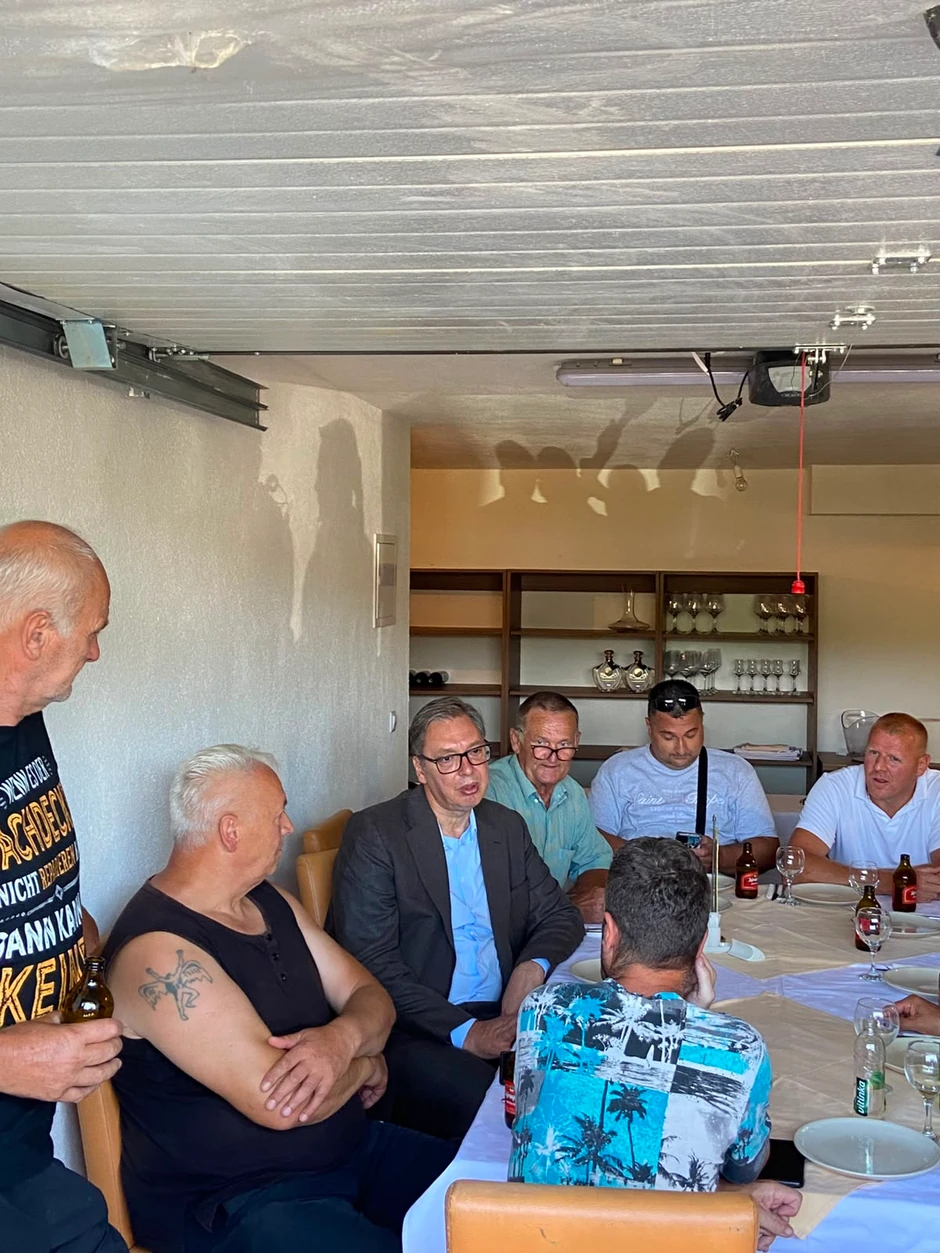Vučić u Čipuljiću priča sa komšijama