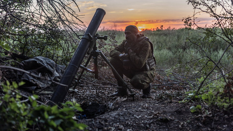 Ukraiński żołnierz przygotowuje  moździerz w kierunku linii frontu w Bachmucie. 21 sierpnia 2023 r.