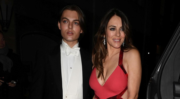 Damian Hurley és Elizabeth Hurley mintha össze lennének ragadva