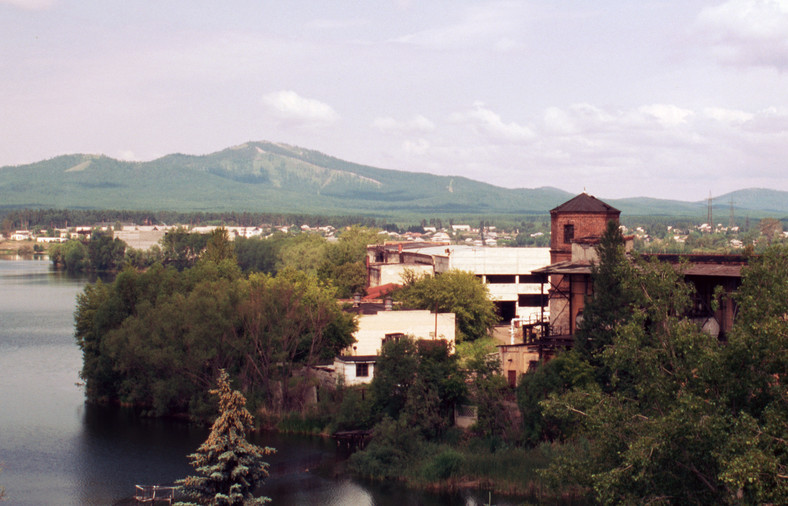Jezioro i fabryka w Kysztymie, widok na górę Sugomak, 2003 r.