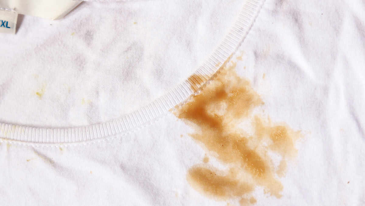 Tłuste plamy na ubraniach. Jak je usunąć bez użycia pralki? 