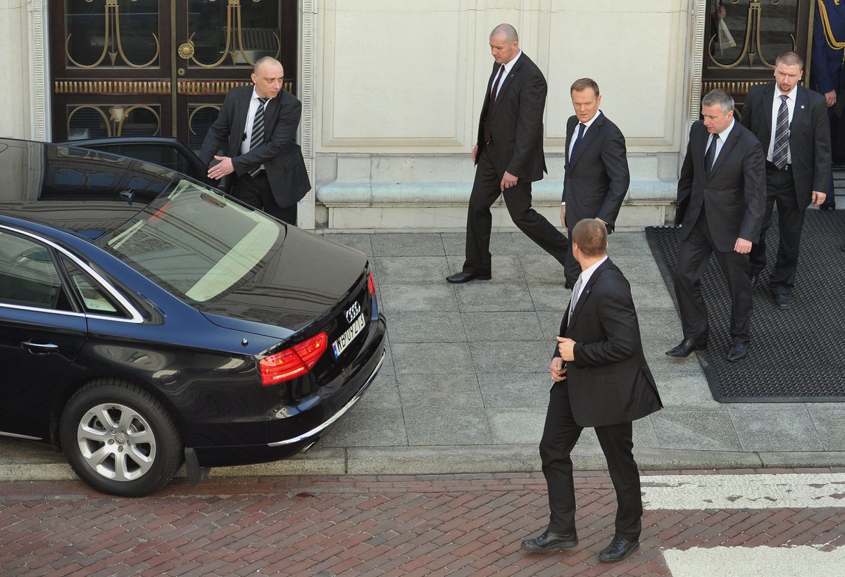 Donald Tusk i funkcjonariusze BOR