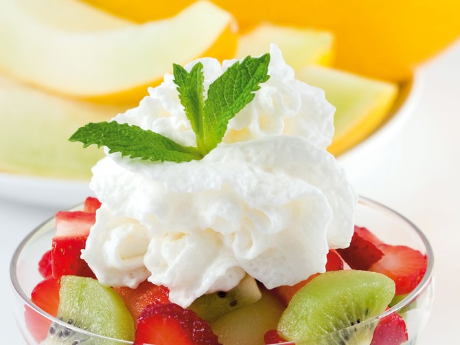 454_vocna-salata-od-jagoda-i-kivija_dreamstime_747798-Olga-Lyubkina