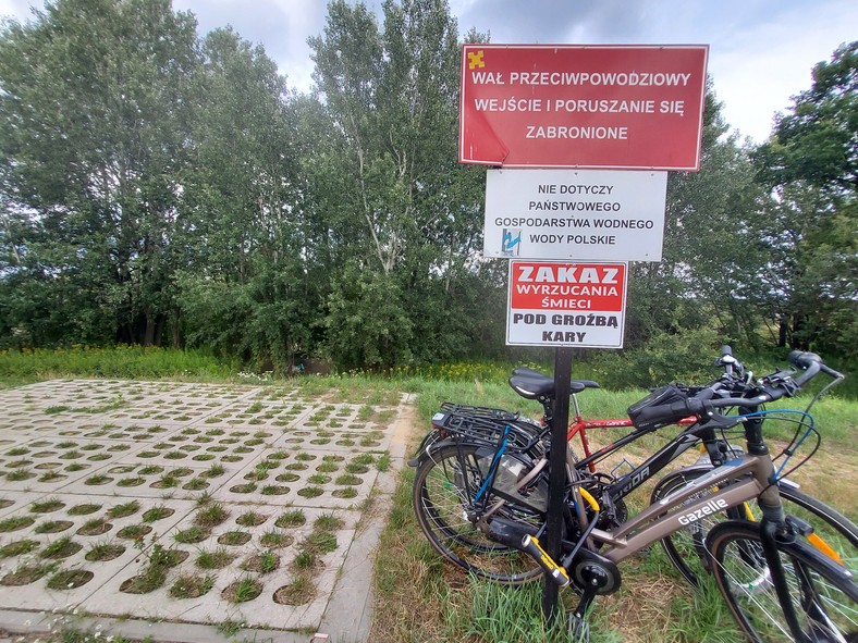 Tablice informacyjne przed wejściem na plażę w Ciszycy