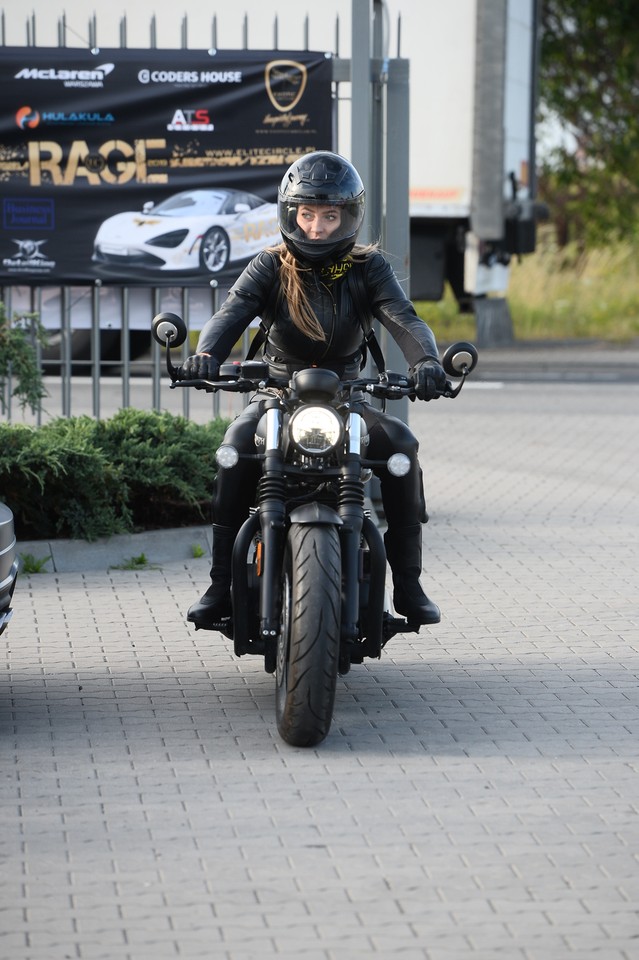 Marcelina Zawadzka na imprezie motoryzacyjnej